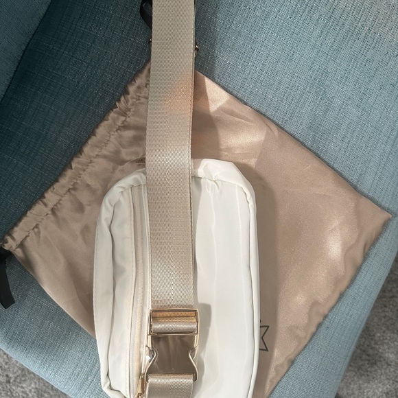 ⭐️SOLD⭐️ NWT Rose Gold Cross Body Bag - Picture 7 of 11